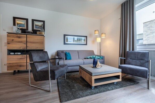 Wohnbereich mit Doppelschlafcouch und Couchtisch