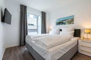 Schlafzimmer mit Boxspringbett (1,80 x 2,00 m), Nachtschränke und TV