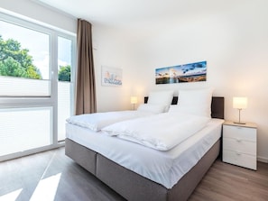 Schlafzimmer mit Boxspringbett (1,80 x 2,00 m)