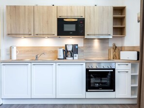 Küchenzeile mit Backofen, Mikrowelle und Geschirrspüler