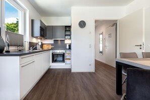 Wohn-/Essbereich mit Küchenzeile