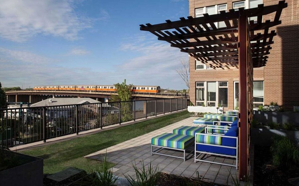 Luxe 1B w/ W/D, Gym, Rooftop. Steps from T stop by Blueground