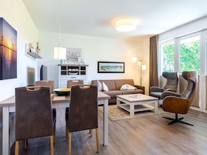 Wohn-/Essbereich mit Esstisch und Zugang zur Terrasse