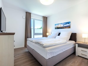 Schlafzimmer mit Boxspringbett (1,80 x 2,00 m) und TV
