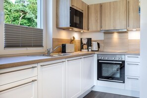 Küchenzeile mit Backofen, Mikrowelle und Geschirrspüler