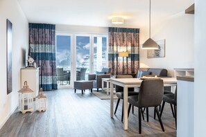 Wohn-/Essbereich mit Zugang zum Balkon