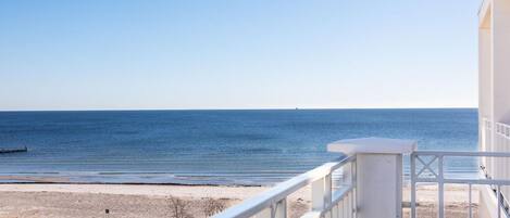 Balkon mit Blick zum Meer