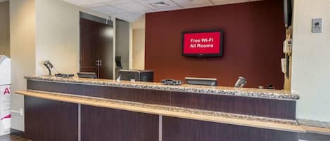 24/7 front-desk area where you can store your luggage before check in and after check out.