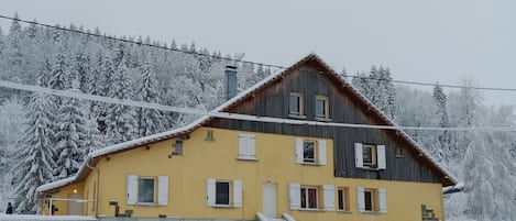 la chaumiere : notre studio se situe au derniere etage les 2 fenetres en haut