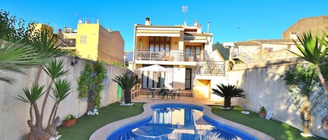 Holiday house, holiday sun, swimming pool, garden