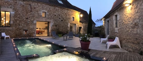 Jacuzzi, piscine nage à contre-courant.