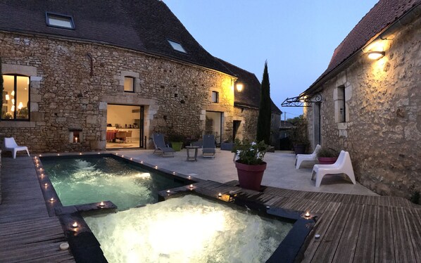 Jacuzzi, piscine nage à contre-courant.