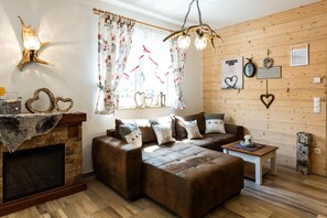 Wohnbereich. Die Récamiere ist nun bei der Holzwand