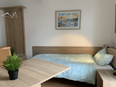 Bett 90cm x 200cm Matratze Härtegrad 3.