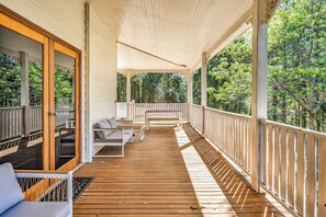 Large deck in the treetops 