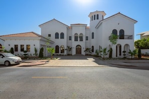Vista frontal de la propiedad