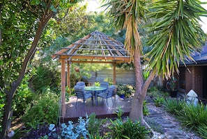 The Bali hut in the front garden is a great spot for morning coffee or afternoon