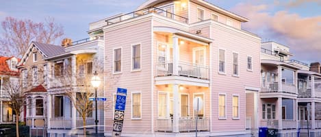Perfect Location, Central to Historic Downtown Charleston