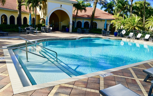 Relaxing, quiet pool
