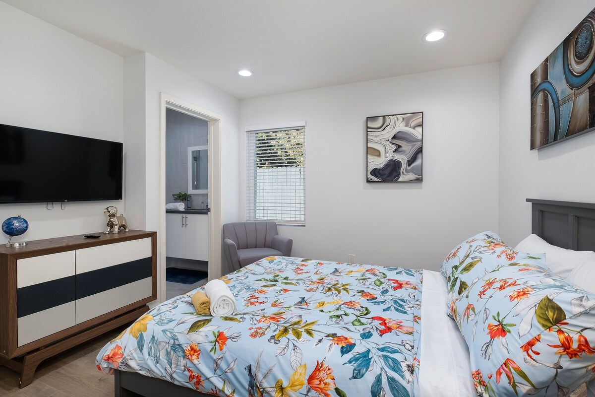 ★HEART OF HOLLYWOOD 3B/3B, 2 CAR GARAGE, HOT TUB