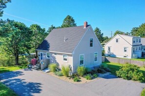 Driveway space for plenty of cars. And ample yard space for dogs and games
