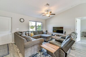 Living Room | Free WiFi | Central A/C & Heat | Cable TV