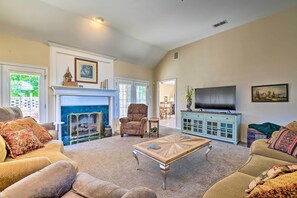 Living Room | Smart TV | Gas Fireplace