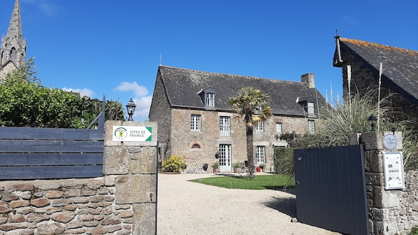 View of Le Manoir in the courtyard