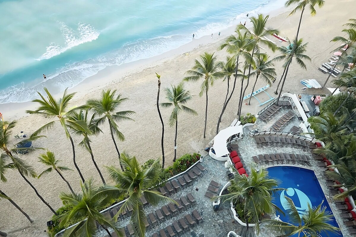 Tropical Dream Right on Waikiki Beach! Pool, Spa, Minutes to Diamond Head