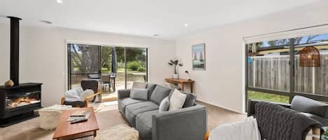 Families will love the large living room, gas log fire, A/C, wifi and Netflix.