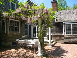 Al fresco dinner under the pergola?