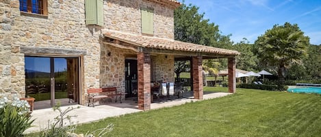 Covered terrace of La Douce Noa in Lorgues, Provence 