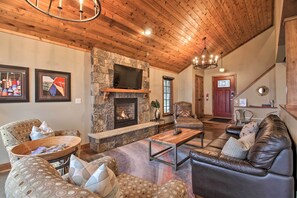 Living Room | Smart TV w/ Cable