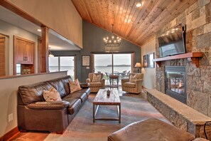 Living Room | Queen Sleeper Sofa | Free WiFi (5G Speeds)