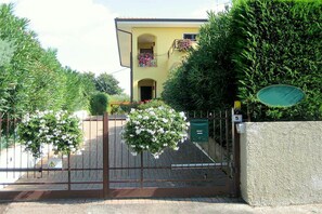 Entrance / Reception