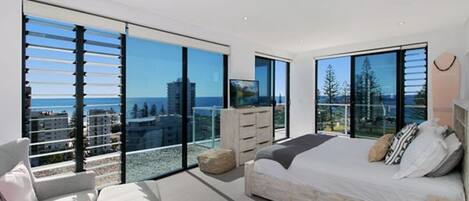 MASTER ROOM WITH TWO COUNCHES TO WATCH THE OCEAN VIEWS AND SMART TV