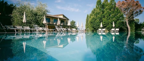 la-piazza-di-san-donato-reggello-multiproprieta-piscina