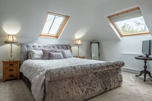 Maltings Lodge, Chelsworth: Master bedroom with en-suite shower room
