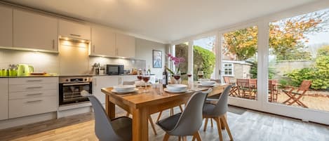 Maltings Lodge: Contemporary open-planned kitchen with views over the beautiful patio garden