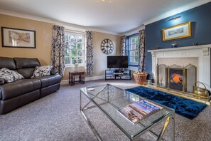 Maltings Lodge, Chelsworth: Spacious sitting room with open fire