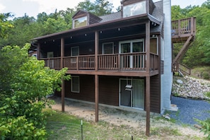 The cabin features a huge deck, perfect for nature watching and star gazing.