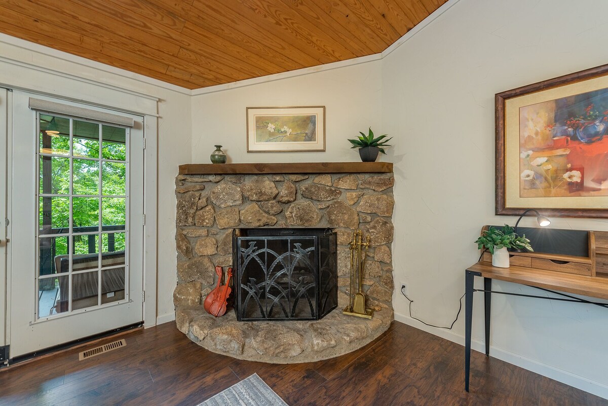 ⭐️Hot Tub, Fireplace, Pool, Resort Amenities, Grill, WiFi⭐️