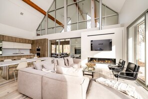 Open Concept (Lots Of Light!)