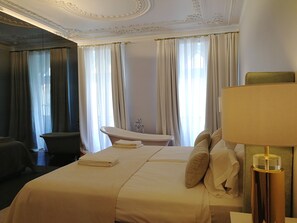 Garden view Suite with bathtub and balcony
