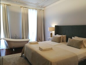 Garden view Suite with bathtub and balcony