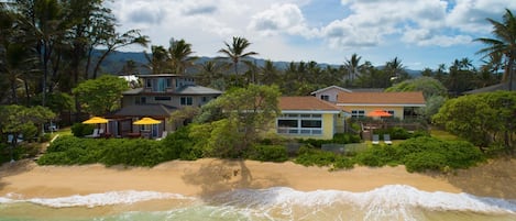 Tiki Moon Villas's beachfront with (left to right): OCEAN SUN, OCEAN BREEZE, + ALOHA SUNRISE 3.