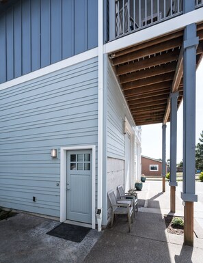 Front Door to Airbnb ( lockbox on post to right of door)