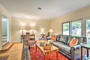 Living Room | Main Level | Smart TV | Board Games
