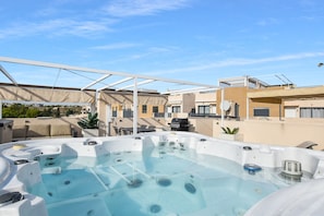 Jacuzzi with a view on the private solarium