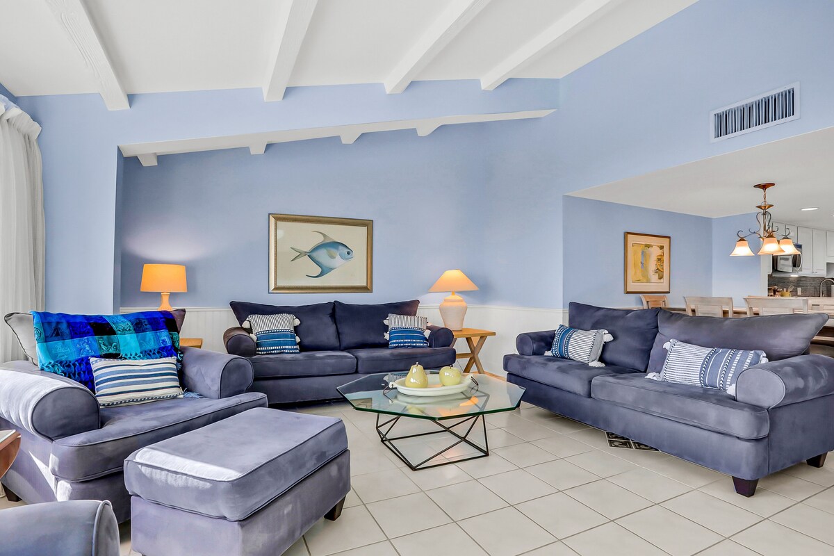 Oceanfront condo with balcony, AC, views & outdoor pool – dog-friendly